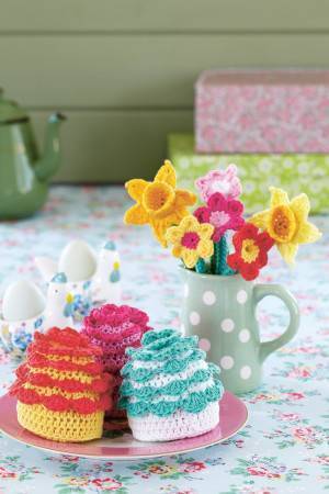 Crochet cupcakes with frilly decorations