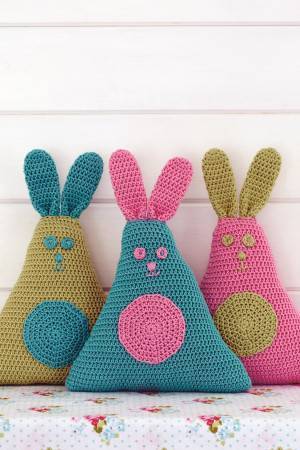 Crocheted triangle rabbits for Easter with circles on tummies