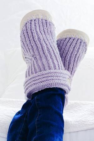 Ribbed children's slippers knitted in mauve