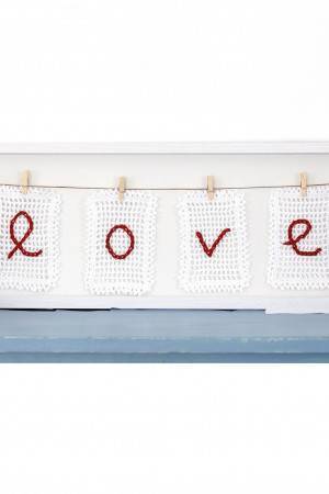 Crocheted love decoration with square mesh embroidery