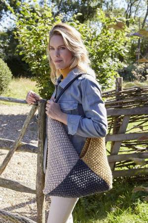 Shoulder bag knitted from three moss stitch square knitting pattern