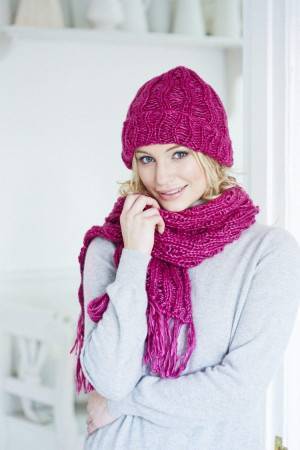 vintage style pull on ladies hat and scarf with fringe knitting pattern