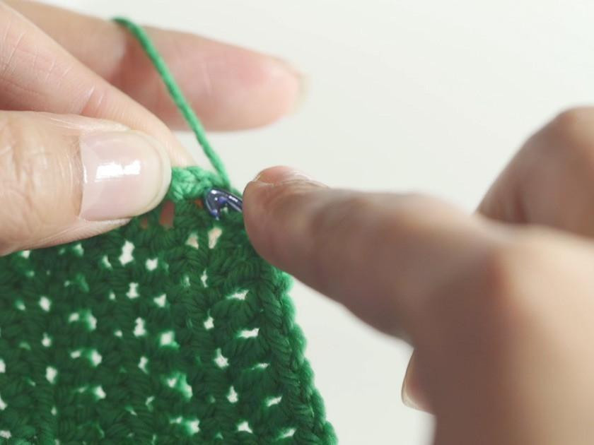 How To Crochet: Slipknot start and make a chain